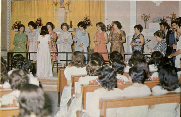 La ceremonia de graduación en enero de 1975.
