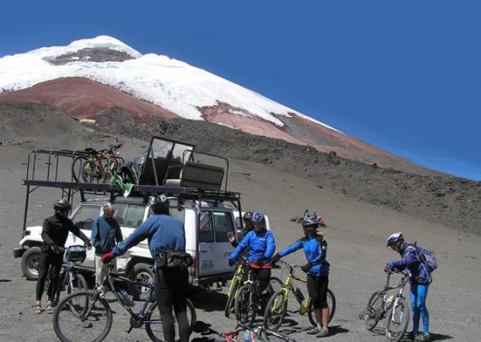 Ciclistas en el volcán Cotopaxi.