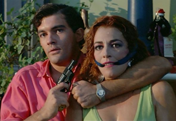 Los actores Antonio Banderas y Carmen Maura en La ley del deseo (1987).