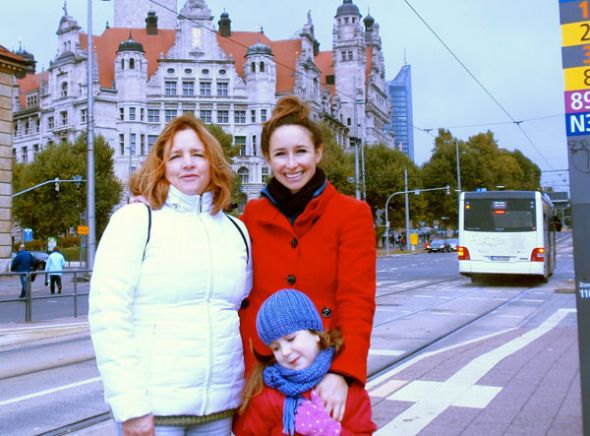 Margarita Borja (d) junto con su mamá y su hija, en Leipzig.