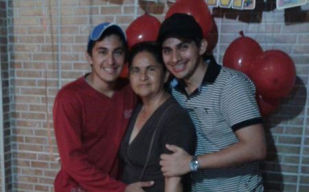 Cristhian Guerrero (d) junto a su mamá, Adalid Proaño y su hermano.