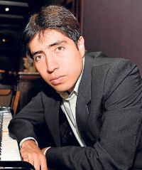 Mangfred Mora Celi, pianista.