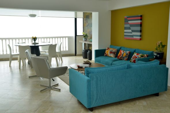 Los dueños de esta residencia querían un espacio alegre junto al mar con colores