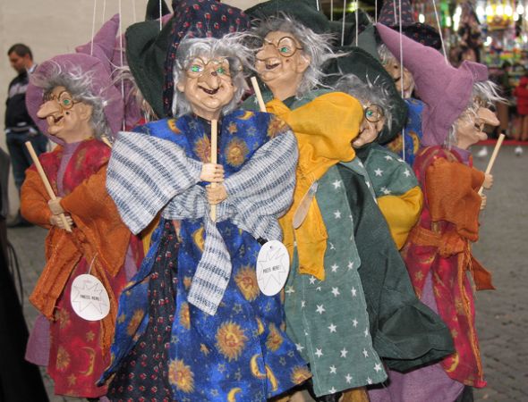 La Befana es uno de los disfraces favoritos en los desfiles de Italia.