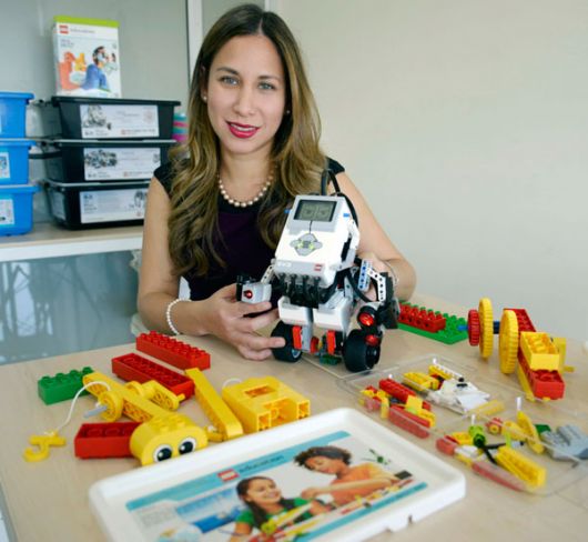 Shammy Coello con el robot Gyro desarrollado en el MIT.