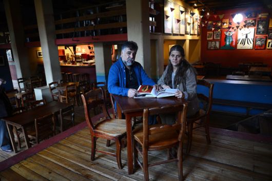 Pepe Avilés y Patricia Endara, dueños del bar y restaurante quiteño El Pobre Dia