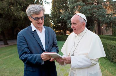 Durante el rodaje del filme: el cineasta Wim Wenders y el papa Francisco.