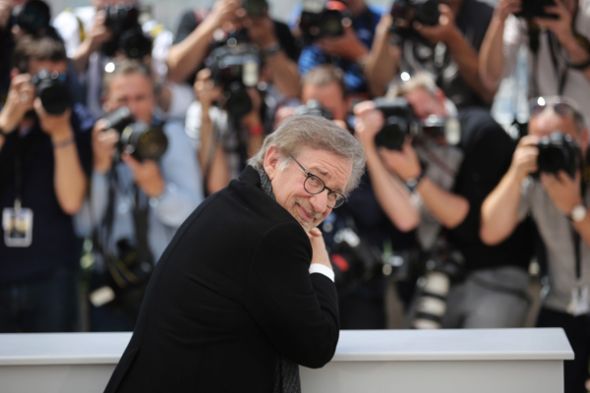 Cineasta Steven Spielberg y los paparazzi en el Festival.