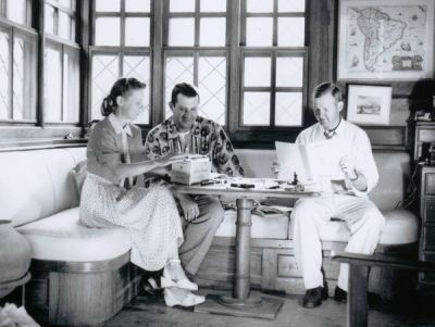Estrada (c) con los esposos Betty J. Meggers y Clifford Evans.