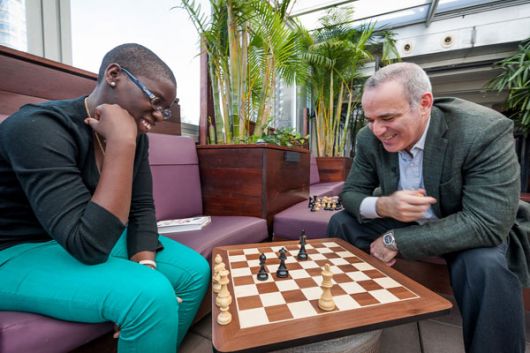 Phiona Mutesi y Gary Kasparov, durante la Cumbre de Mujeres en el Mundo en 2013,