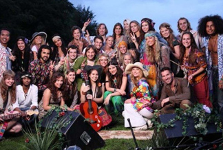 Laura Pausini junto al elenco de personas que la acompañan en su video Bienvenid